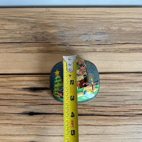 Vintage Hand Painted Green Holiday Scene Asian Lacquered Keepsake Box - Picture 8 of 9